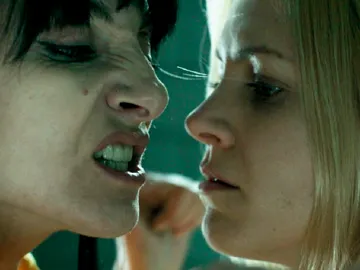 Fotograma de Najwa Nimri y Maggie Civantos en 'Vis a vis' Fotograma de Najwa Nimri y Maggie Civantos en 'Vis a vis'