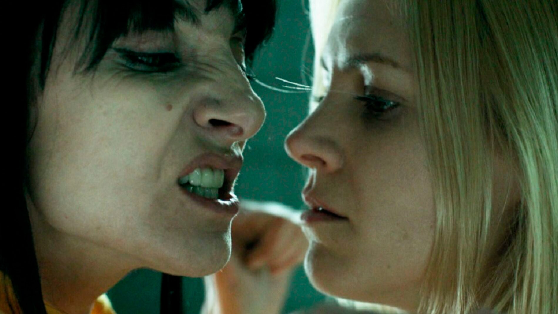 Fotograma de Najwa Nimri y Maggie Civantos en 'Vis a vis'
