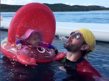 Enrique Iglesias jugando con su hija Lucy Enrique Iglesias jugando con su hija Lucy