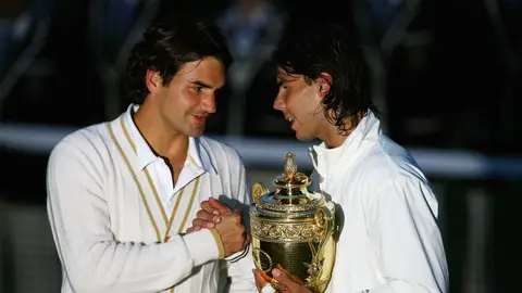 Federer felicita a Nadal tras su victoria en Wimbledon 2008 Federer felicita a Nadal tras su victoria en Wimbledon 2008