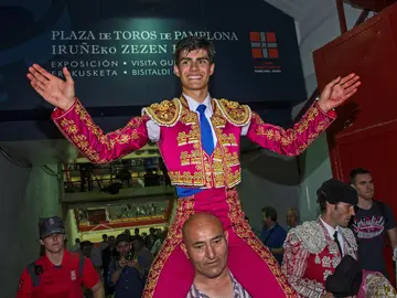 El novillero Francisco de Manuel sale a hombros por la puerta grande, tras la primera de abono de la Feria del Toro en Pamplona El novillero Francisco de Manuel sale a hombros por la puerta grande, tras la primera de abono de la Feria del Toro en Pamplona