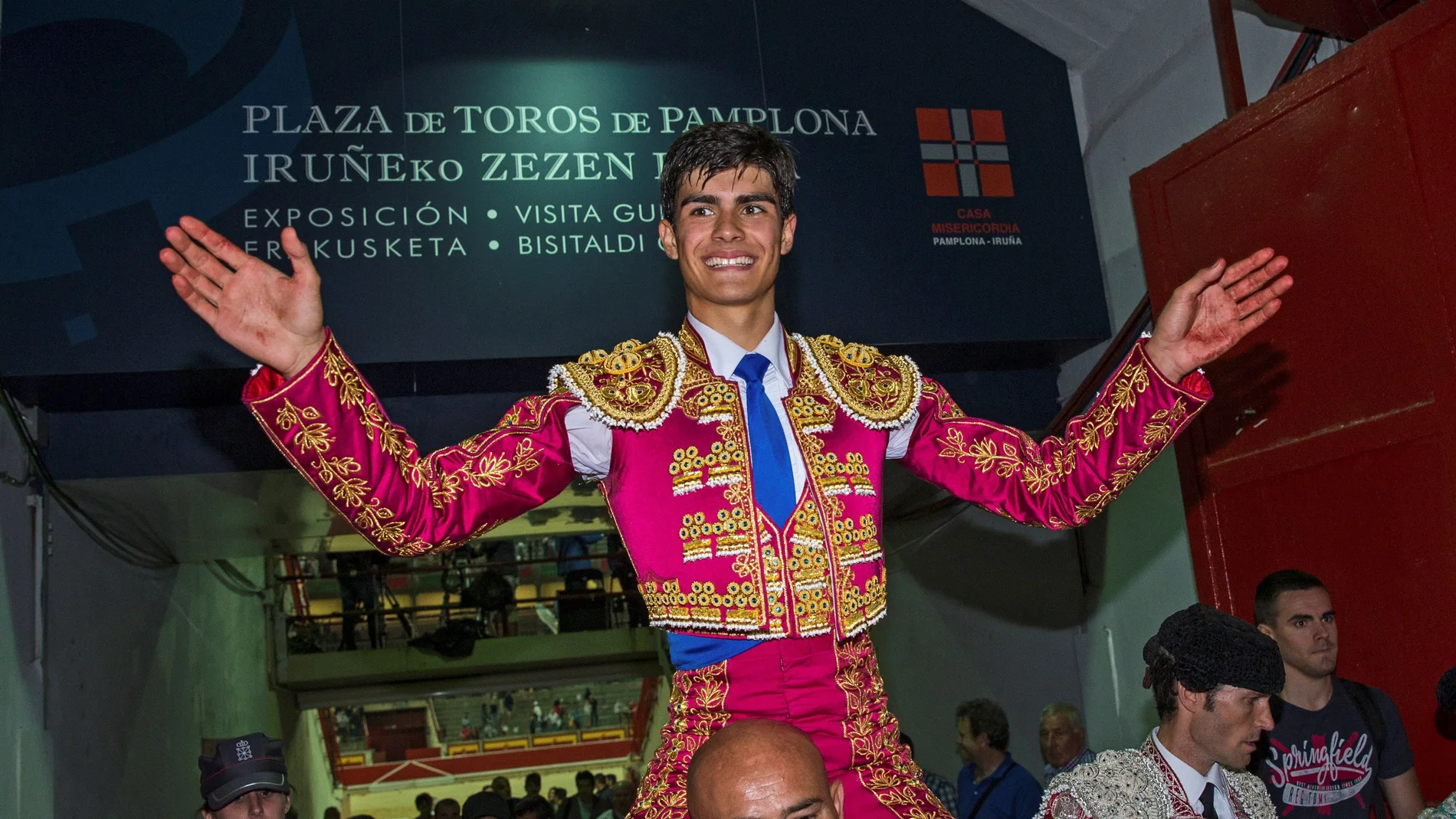 El novillero Francisco de Manuel sale a hombros por la puerta grande, tras la primera de abono de la Feria del Toro en Pamplona