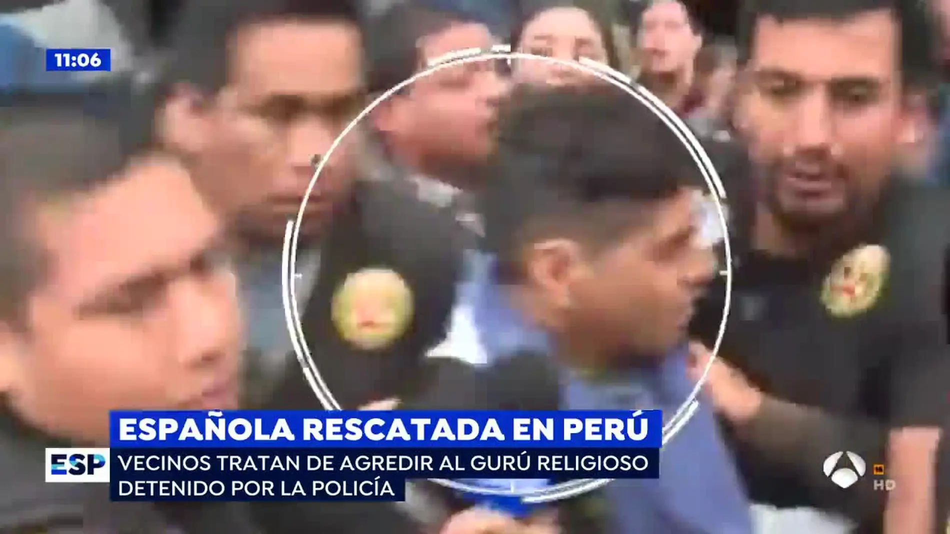 Las tensas imágenes de la agresión de de los vecinos al gurú religioso que secuestró a la joven española en Perú