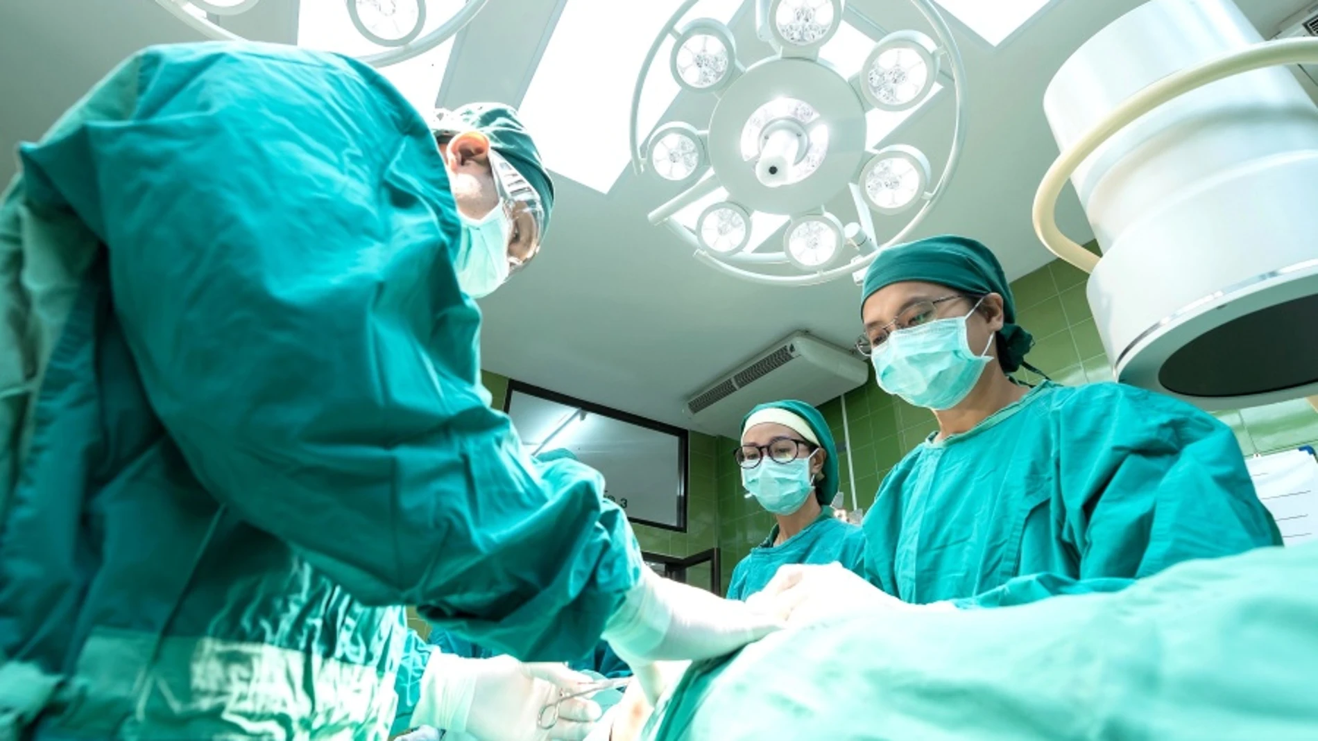 La mujer tuvo que ser intervenida en el quirófano. La mujer tuvo que ser intervenida en el quirófano.