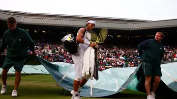 Nadal se retira de la pista por la lluvia en la final de Wimbledon 2008 Nadal se retira de la pista por la lluvia en la final de Wimbledon 2008