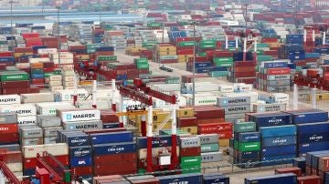 Multitud de contenedores en el puerto de Qingdao (China).