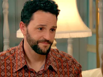 Héctor se declara a María Héctor se declara a María