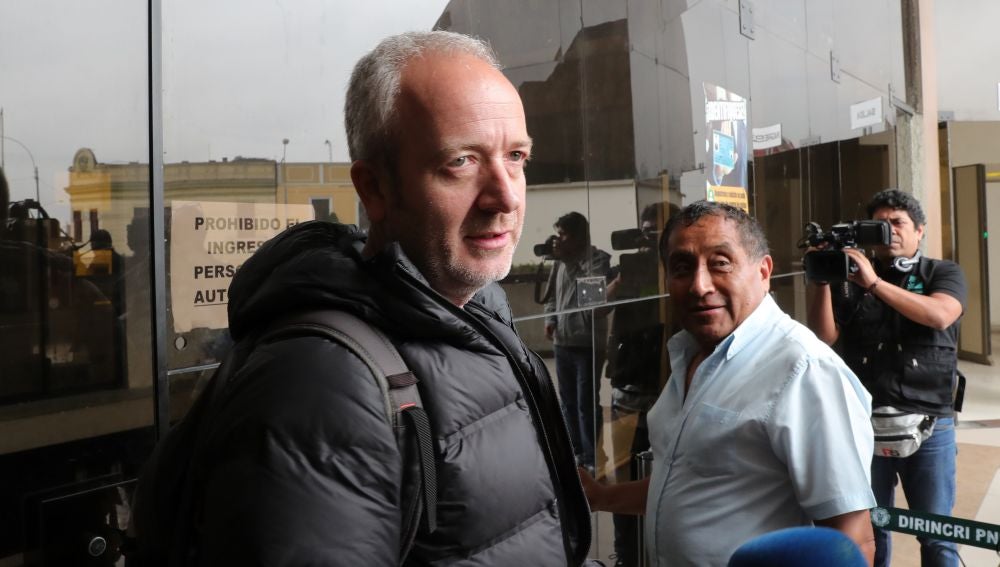 Alberto Aguilar, padre de la joven española Patricia Aguilar, en los exteriores de la sede de la división policial de Trata de Personas, en Lima