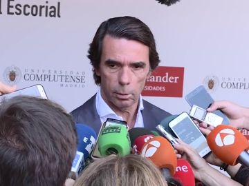 Aznar pide a Santamaría y Casado que sean "conscientes" de que hay que refundar el PP para "combatir el separatismo"