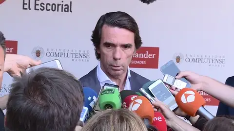 Aznar pide a Santamaría y Casado que sean "conscientes" de que hay que refundar el PP para "combatir el separatismo" Aznar pide a Santamaría y Casado que sean "conscientes" de que hay que refundar el PP para "combatir el separatismo"