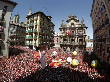 Chupinazo en la plaza del Ayuntamiento de Pamplona Chupinazo en la plaza del Ayuntamiento de Pamplona