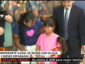 Una inmigrante ilegal consigue reunirse con su hija tras dos meses separadas Una inmigrante ilegal consigue reunirse con su hija tras dos meses separadas