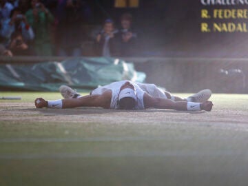 Nadal se echa al suelo tras ganar su primer Wimbledon