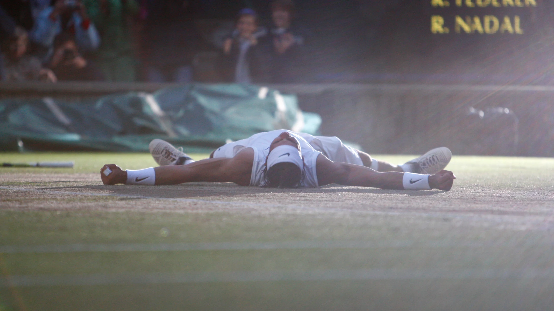 Nadal se echa al suelo tras ganar su primer Wimbledon Nadal se echa al suelo tras ganar su primer Wimbledon