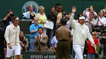 Nadal y Federer entran en la pista central de Wimbledon antes de su final en 2008
