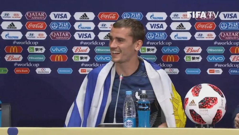 Griezmann, en rueda de prensa con a bandera de Uruguay