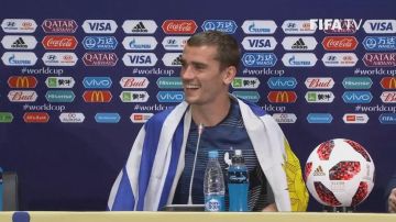 Griezmann, en rueda de prensa con a bandera de Uruguay
