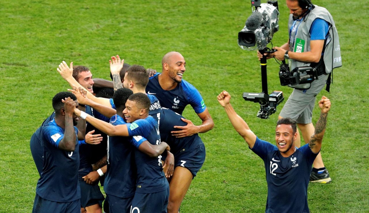 Los jugadores franceses celebran la victoria en la final ante Croacia Los jugadores franceses celebran la victoria en la final ante Croacia