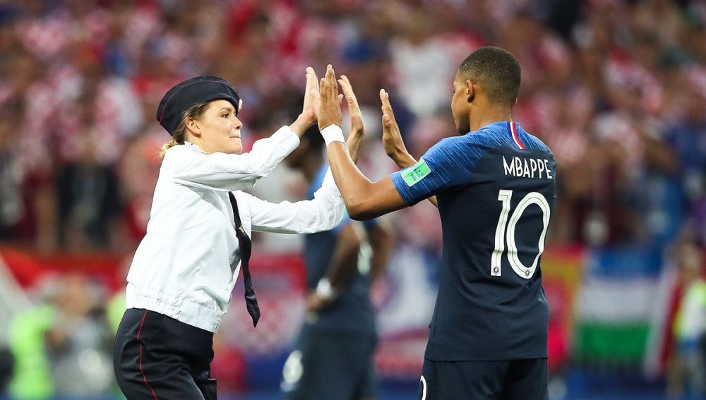 Mbappé choca las manos con una espontánea