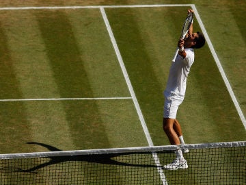 Novak Djokovic celebra su victoria en Wimbledon