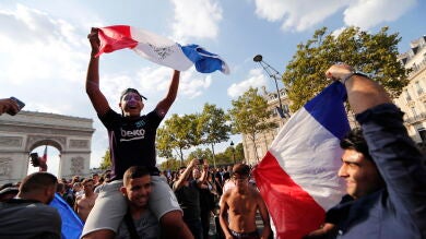 Locura total en París: miles de franceses celebran la victoria de Francia en el Mundial