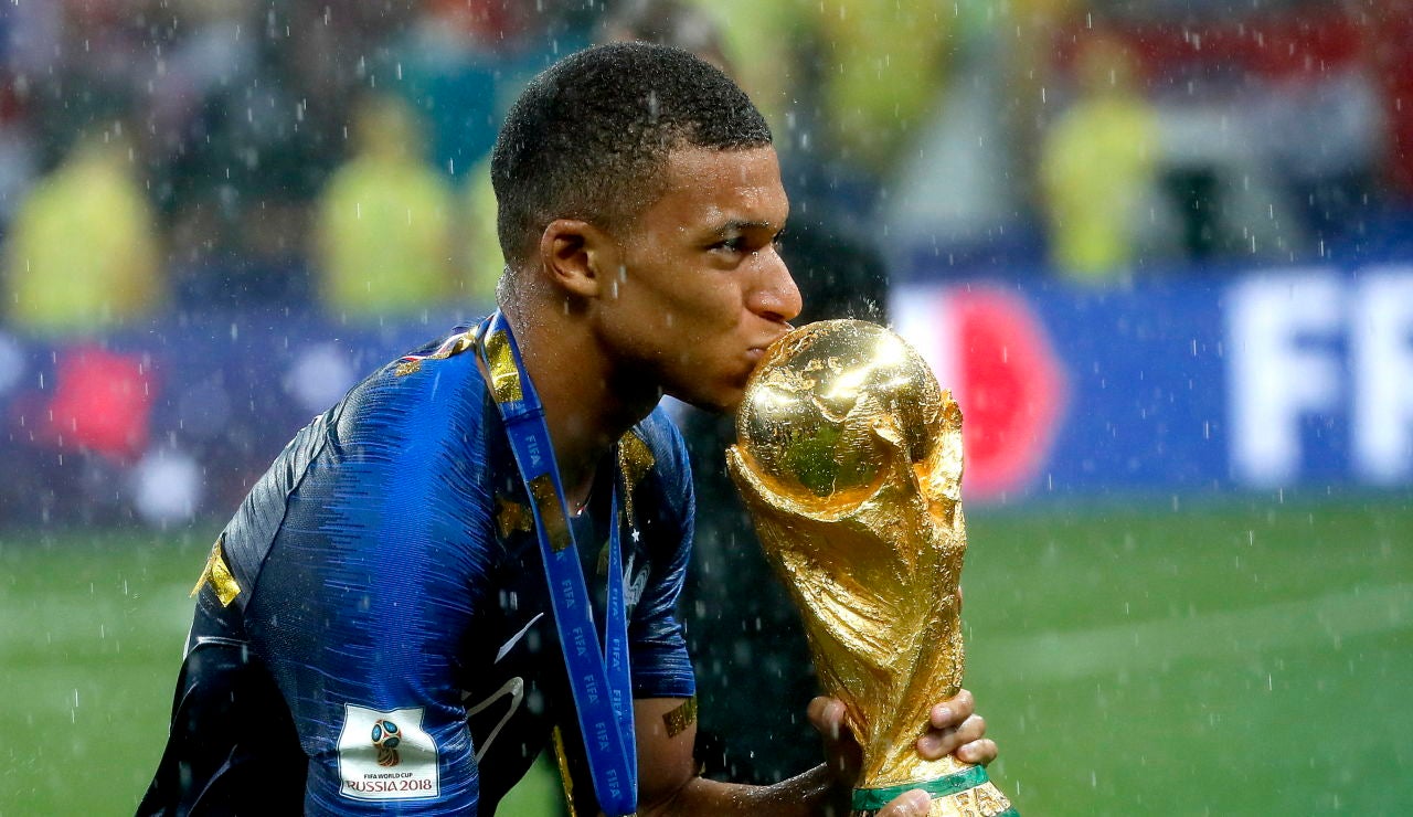 Mbappé besa la Copa del Mundo Mbappé besa la Copa del Mundo