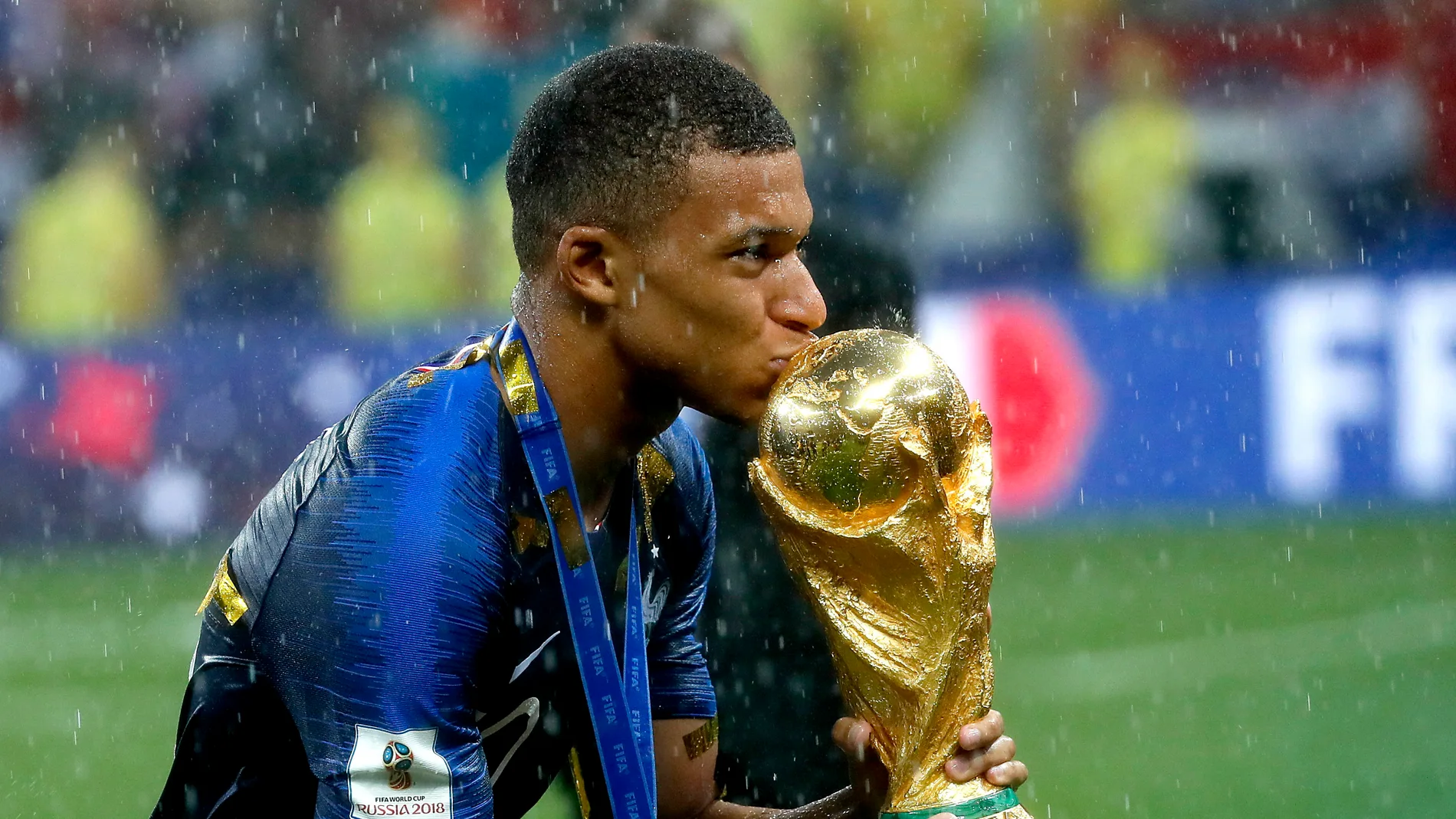Mbappé besa la Copa del Mundo Mbappé besa la Copa del Mundo