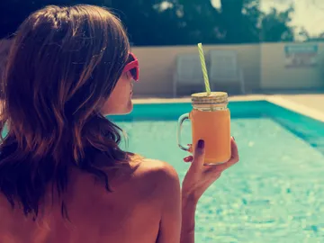 Mujer en piscina Mujer en piscina