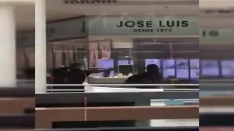 Cuatro personas atracan una joyería a tiros en Castelldefels Cuatro personas atracan una joyería a tiros en Castelldefels