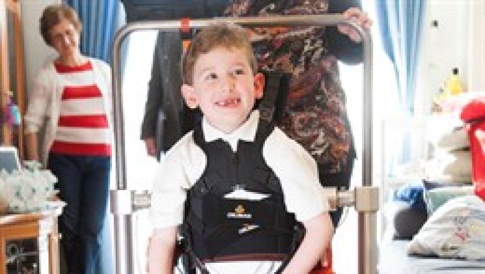 Imagen de un niño con un exoesqueleto infantil