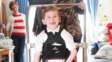 Imagen de un niño con un exoesqueleto infantil