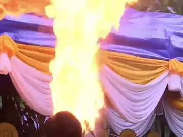 Una ceremonia budista ocupa la entrada a la cueva de los niños tailandeses Una ceremonia budista ocupa la entrada a la cueva de los niños tailandeses