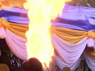 Una ceremonia budista ocupa la entrada a la cueva de los niños tailandeses Una ceremonia budista ocupa la entrada a la cueva de los niños tailandeses