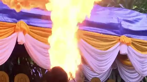 Una ceremonia budista ocupa la entrada a la cueva de los niños tailandeses Una ceremonia budista ocupa la entrada a la cueva de los niños tailandeses