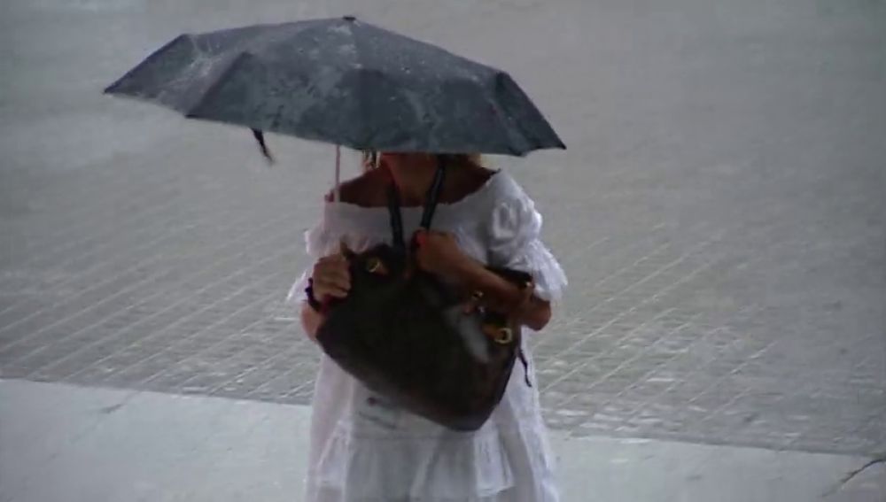 Imagen de archivo de una mujer con un paraguas