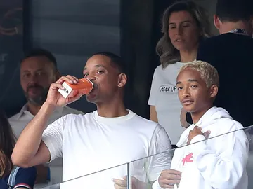 Will Smith junto su hijo, Jaden Smith, después de presentar la canción del Mundial Rusia 2018 junto a Nicky Jam Will Smith junto su hijo, Jaden Smith, después de presentar la canción del Mundial Rusia 2018 junto a Nicky Jam