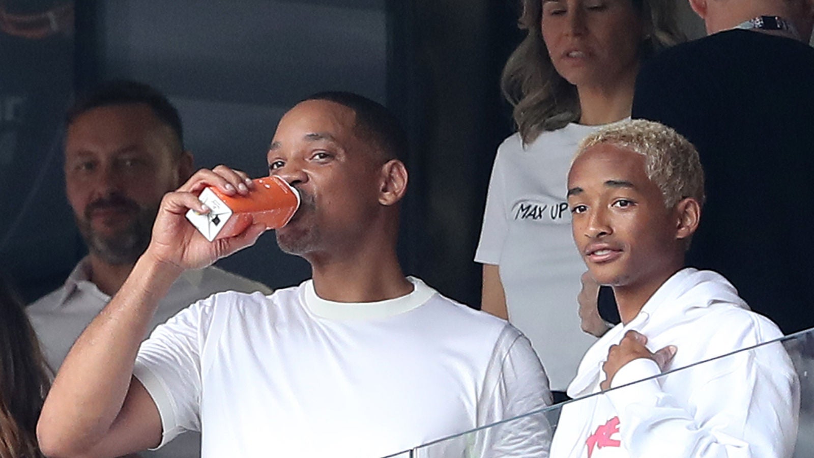 ¿Qué ha borrado en la foto? La extraña imagen de Jaden Smith en la que parece dormido en plena calle