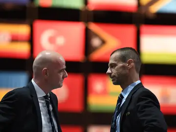 Infantino y Ceferin dialogan durante un congreso de la FIFA Infantino y Ceferin dialogan durante un congreso de la FIFA
