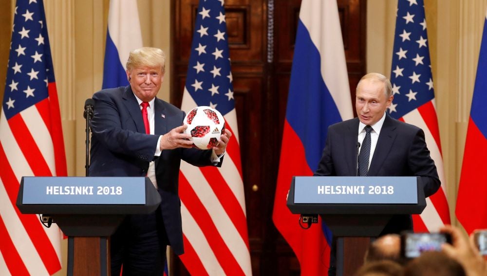 El presidente estadounidense, Donald Trump, recibe un balón del Mundial de Rusia 2018