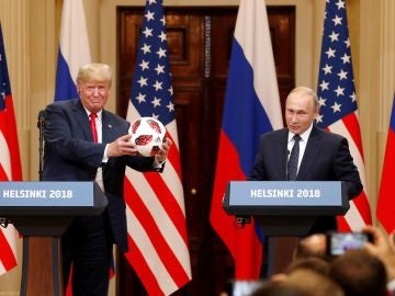 El presidente estadounidense, Donald Trump, recibe un balón del Mundial de Rusia 2018