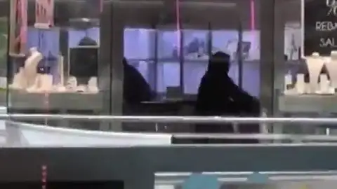 Atracan con armas de fuego una joyería en un centro comercial de Castelldefels, Barcelona Atracan con armas de fuego una joyería en un centro comercial de Castelldefels, Barcelona