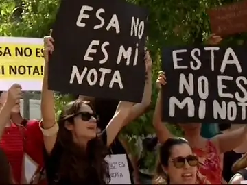 Los opositores para plazas en educación siguen su protesta por las bajas notas en los exámenes Los opositores para plazas en educación siguen su protesta por las bajas notas en los exámenes