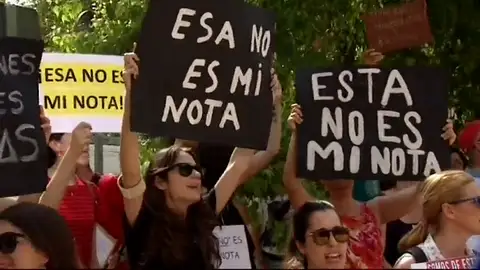 Los opositores para plazas en educación siguen su protesta por las bajas notas en los exámenes Los opositores para plazas en educación siguen su protesta por las bajas notas en los exámenes