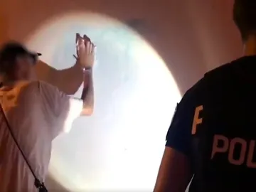 El joven limpiando el graffiti El joven limpiando el graffiti