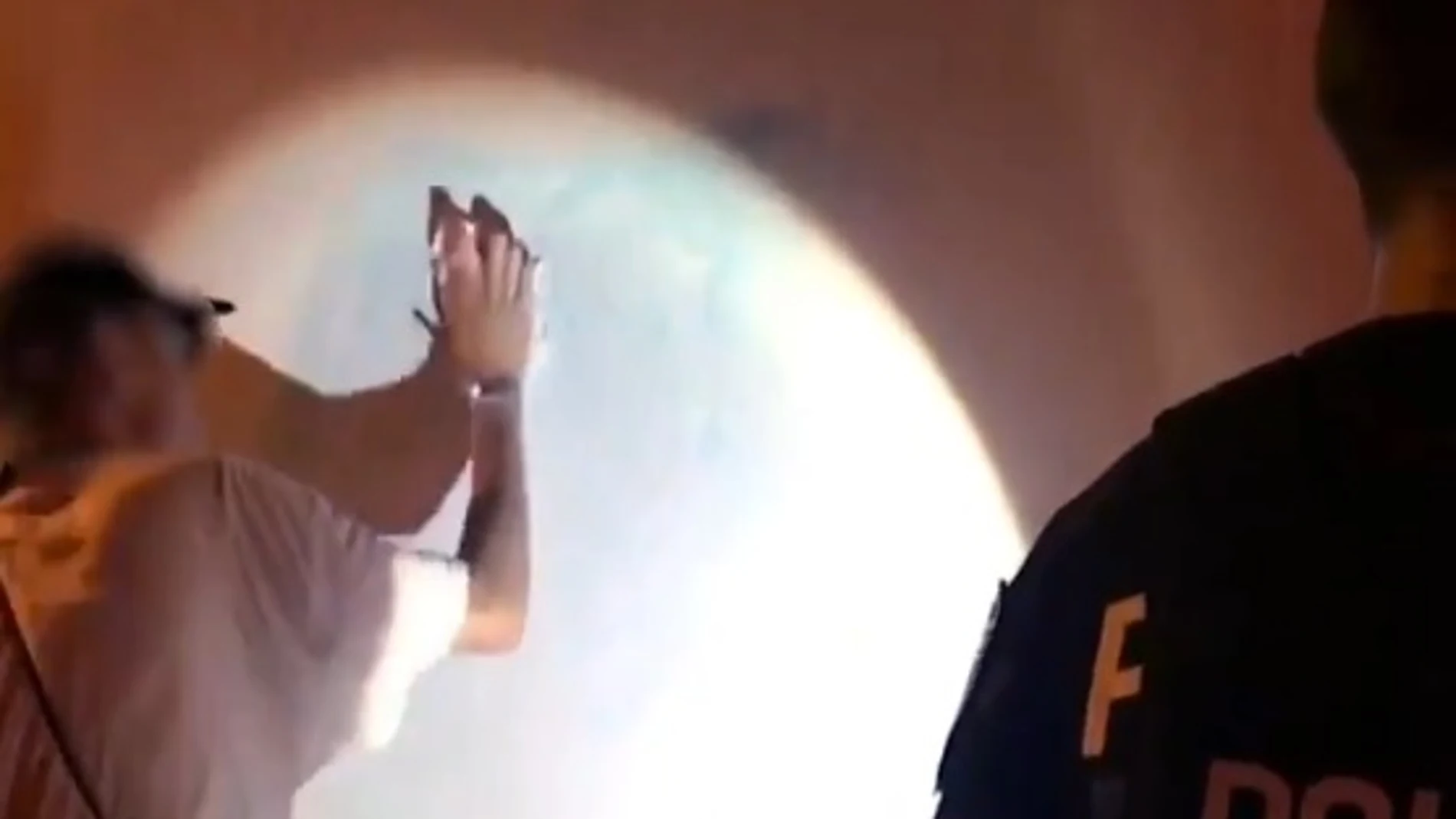 El joven limpiando el graffiti El joven limpiando el graffiti