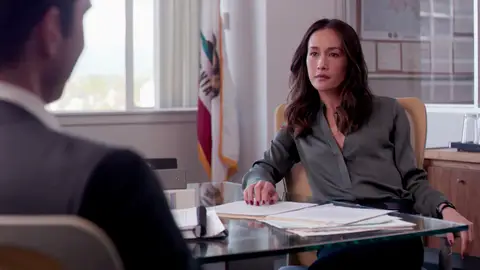 Primer encuentro entre la agente Beth Davis y el agente Jack Larsen Primer encuentro entre la agente Beth Davis y el agente Jack Larsen