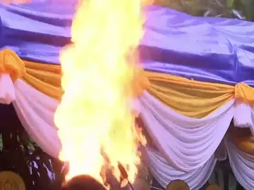 Una ceremonia budista ocupa la entrada a la cueva de los niños tailandeses Una ceremonia budista ocupa la entrada a la cueva de los niños tailandeses