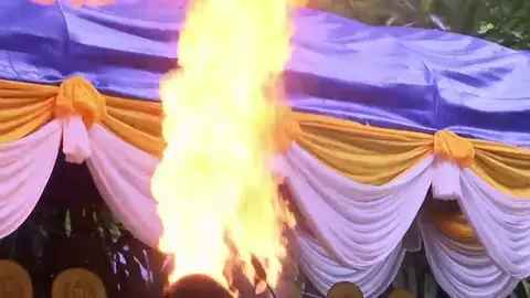 Una ceremonia budista ocupa la entrada a la cueva de los niños tailandeses Una ceremonia budista ocupa la entrada a la cueva de los niños tailandeses