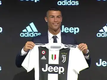 Cristiano Ronaldo posa con la camiseta de la Juventus en su presentación Cristiano Ronaldo posa con la camiseta de la Juventus en su presentación