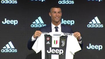 Cristiano Ronaldo posa con la camiseta de la Juventus en su presentación
